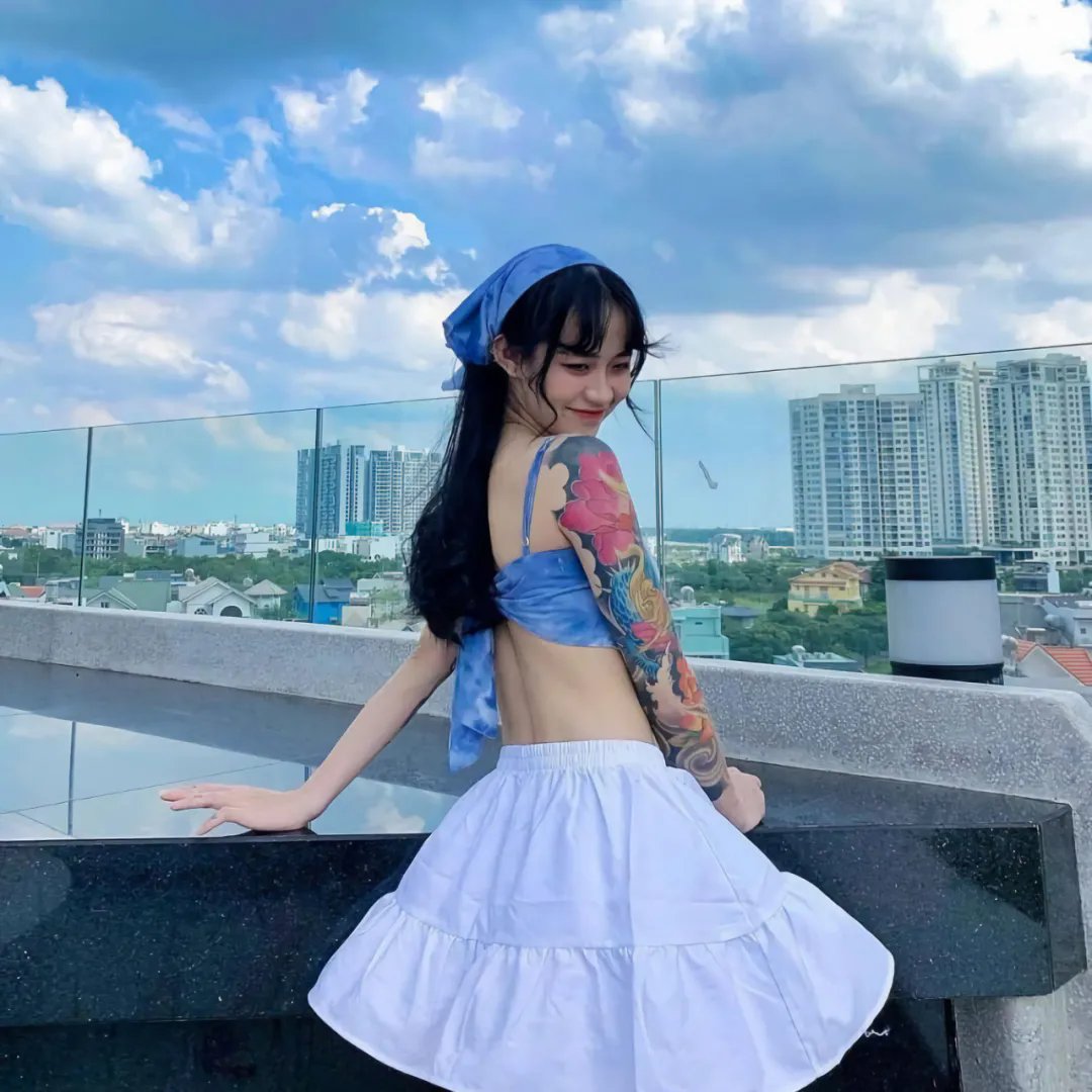 红鞋男子